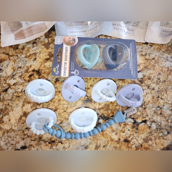 Cutie Pat Pacifier Bundle - Picture 2 of 3